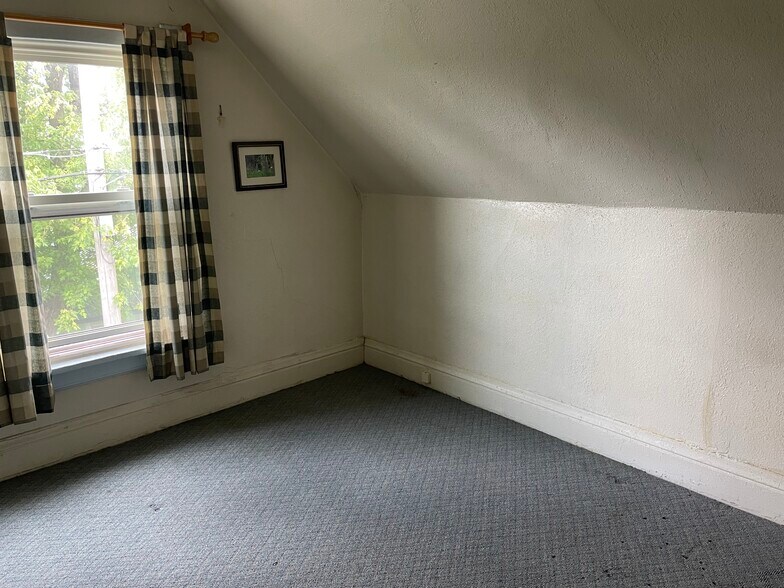 Building Photo - 526 1/2 E 7th St