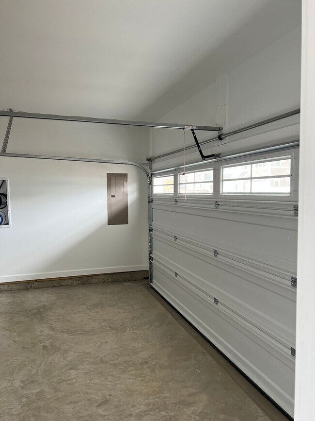 Building Photo - Townhouse for Rent in Preston Lake  *****F...