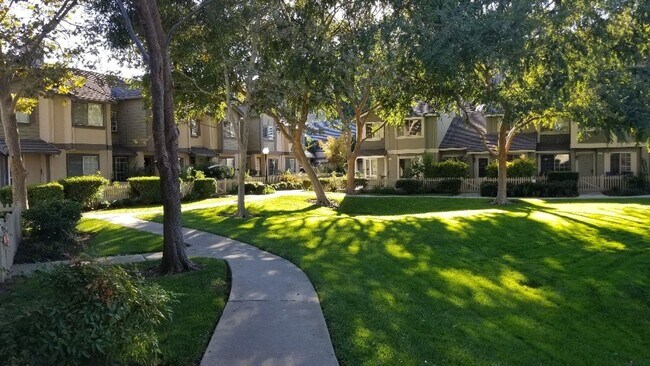 Building Photo - Townhouse 2 bedrooms, 2 1/2 baths, 2 car g...