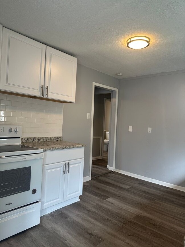 Building Photo - Welcome to this charming 3-bedroom, 1-bath...