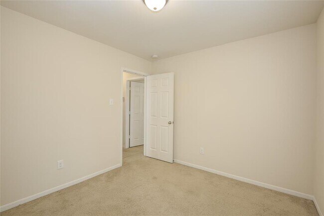 Building Photo - 2111 Denridge Dr