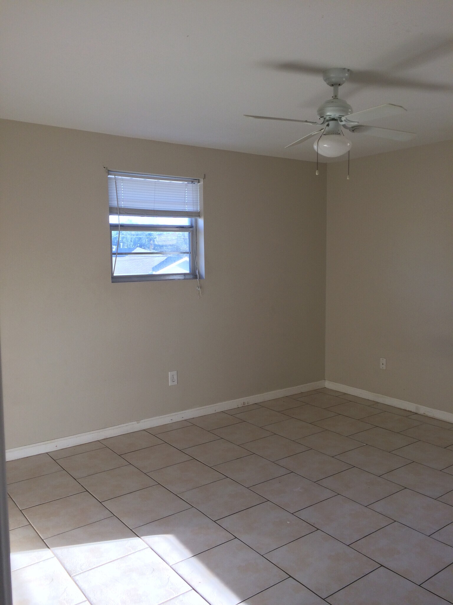 Building Photo - 2350 Lyndell Dr