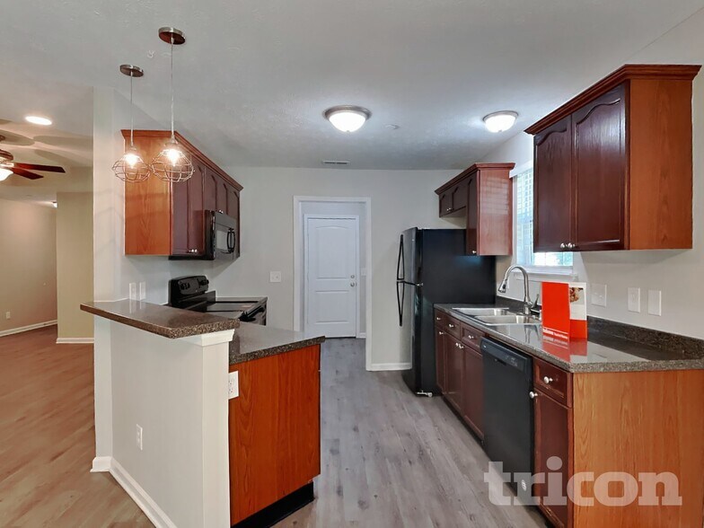 Building Photo - 605 Silverhill Dr