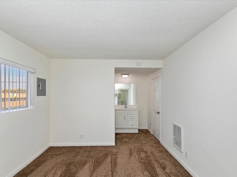 Building Photo - 16229 Woodruff Ave