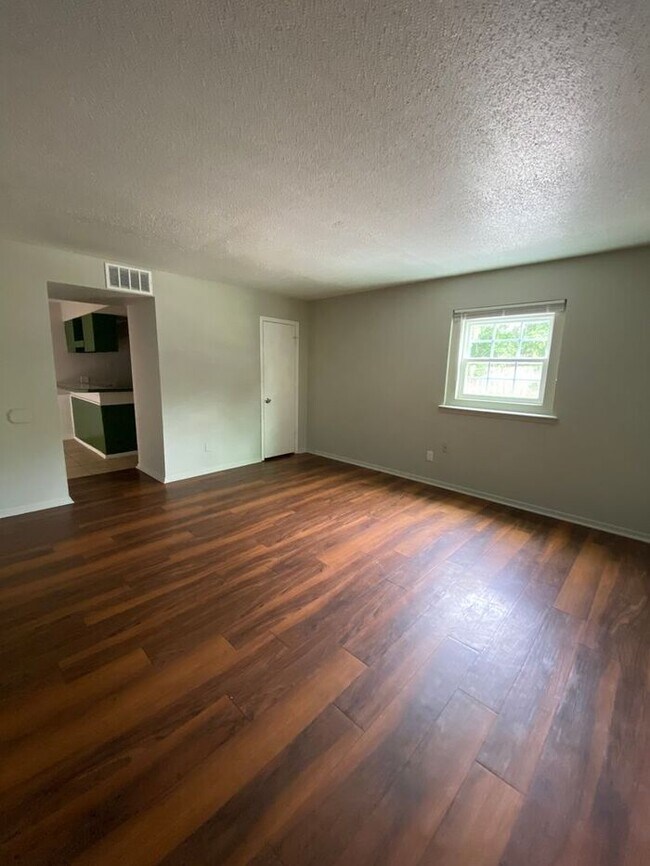 Building Photo - 2 Bedroom 1.5 Bath Apt at the Monterey Squ...