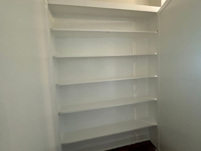 Building Photo - Adorable One bedroom One bathroom duplex l...