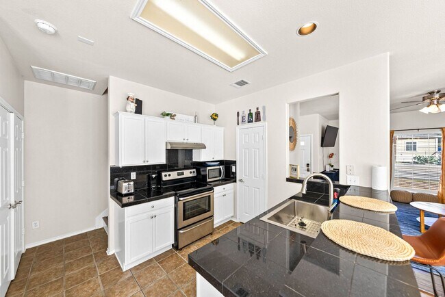 Building Photo - Downtown Home within Minutes from the Riverwalk & Alamodome ~ Large Corner Lot!
