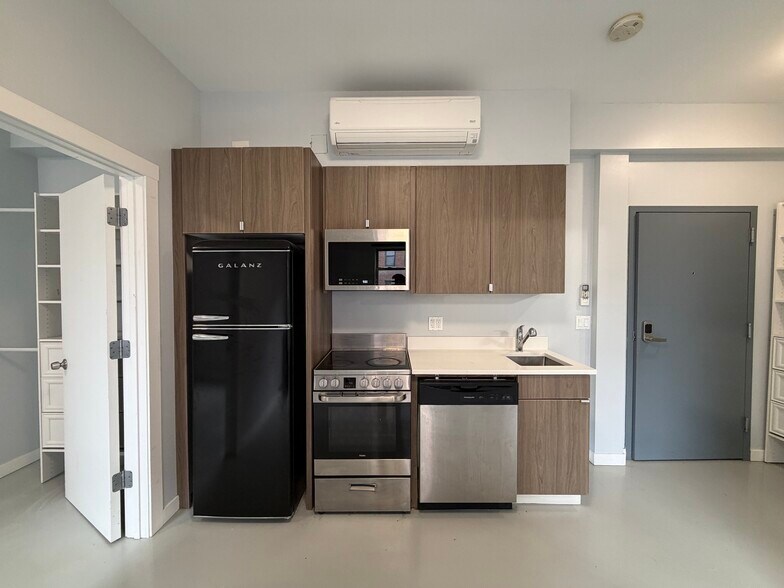 Primary Photo - 4700 N Racine Ave