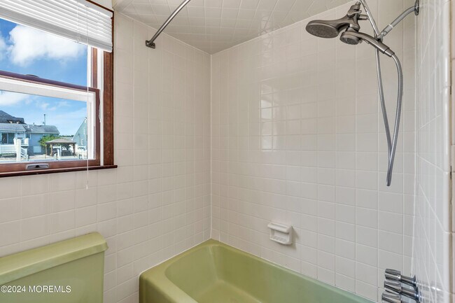 Building Photo - 205 S Shore Dr