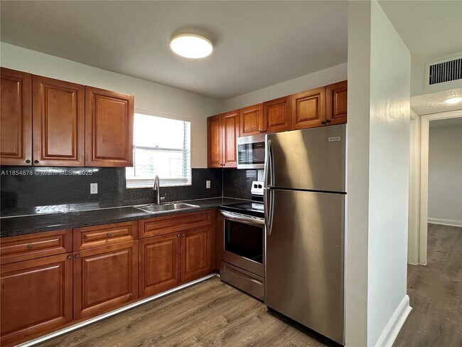 Building Photo - 5661 SW 36th Ct