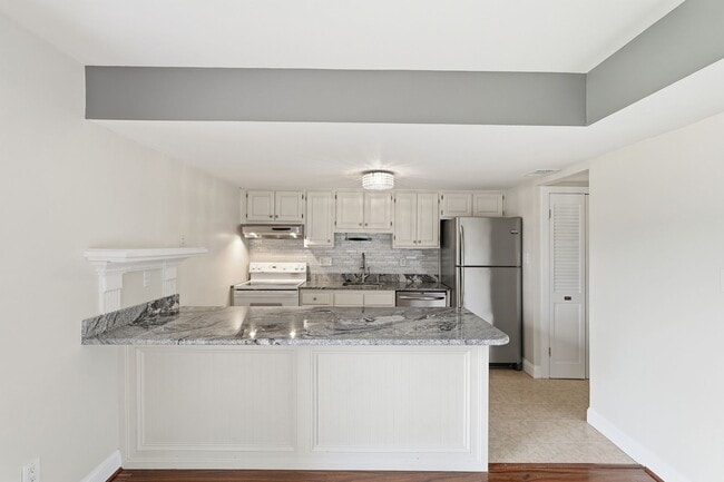 Building Photo - 1042B Margate Ct