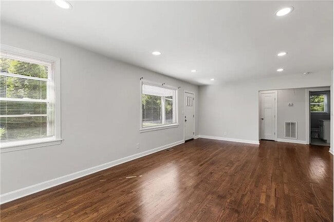 Building Photo - 613 Youngs Ln