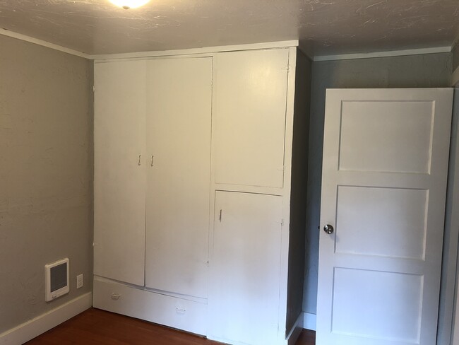 Building Photo - Freshly remodeled 3 bedroom 1 bathroom house!