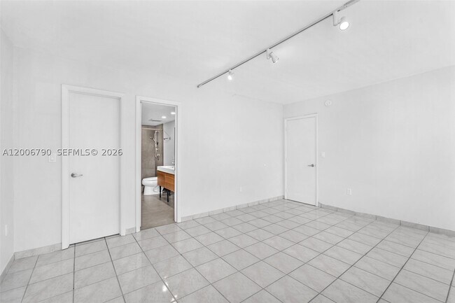Building Photo - 5313 Collins Ave