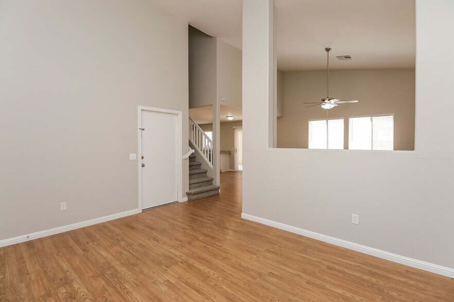 Building Photo - 668 E Colt Ct