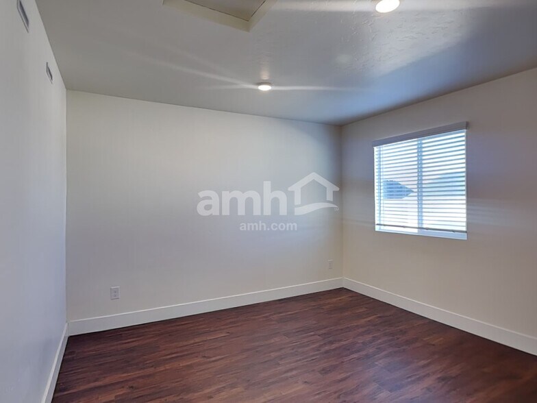 Building Photo - 1372 E Ludlow Dr