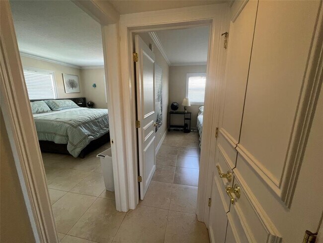 Building Photo - 1221 SE 3rd St