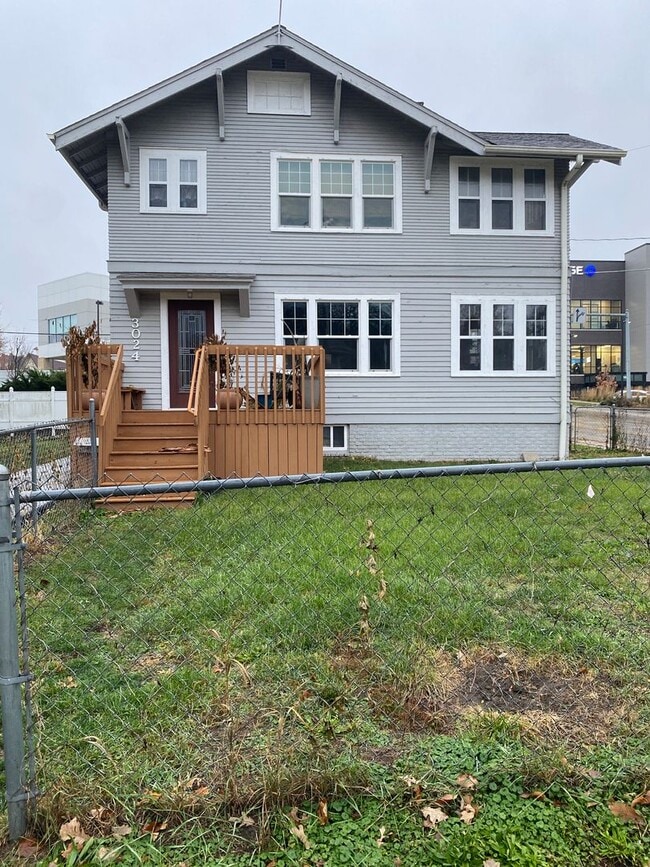 Building Photo - 3 Bedroom 2 Bathroom 2 Stall Detached Garage