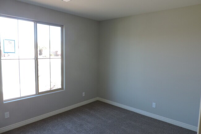Building Photo - Newer 4 Bed, 2 Bath in Norterra