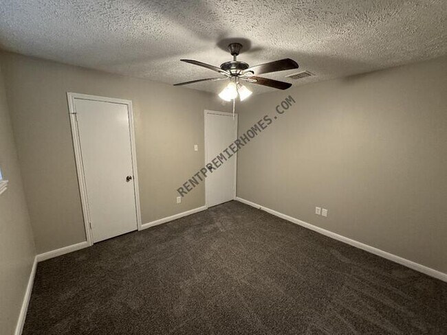 Building Photo - 3214 Three Pines Dr