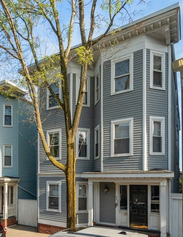 Building Photo - 443 E 7th St
