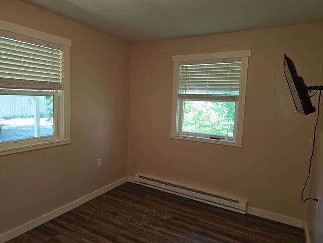 Building Photo - 3 bedroom home Eau Claire