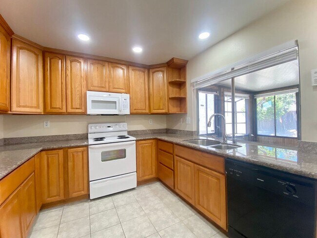 Building Photo - 3-bedroom home located in Union City! – wi...