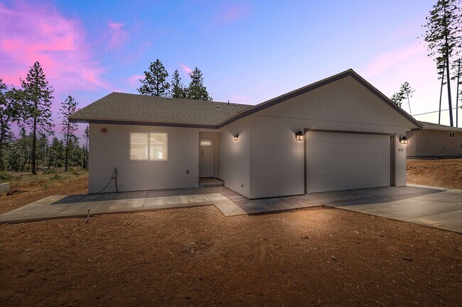 Building Photo - Paradise-Newer construction, 2 bed 2 bath +Bonus room, Garage, fenced yard, RV parking