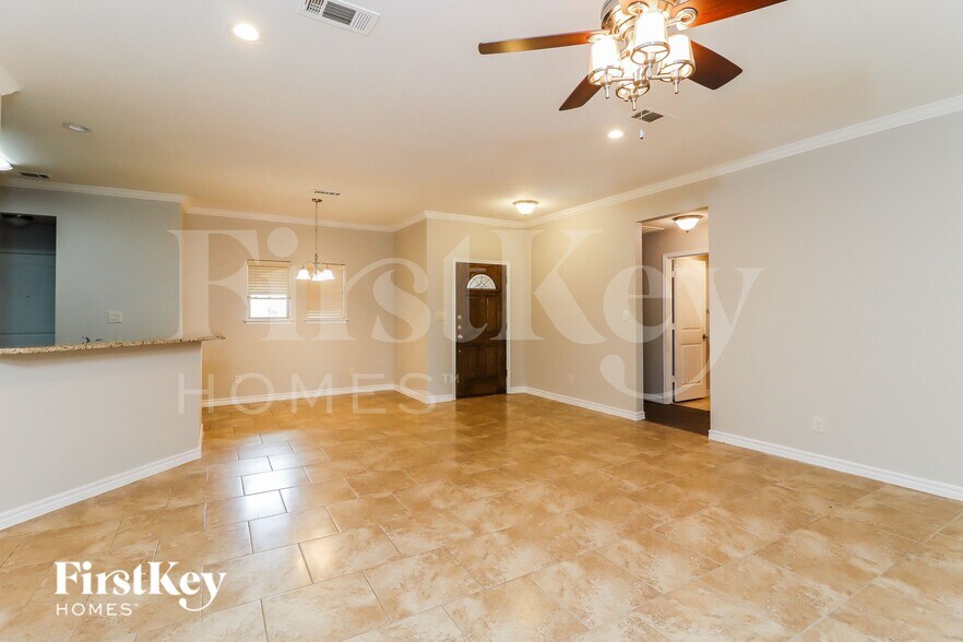 Building Photo - 2010 Lindentree Dr