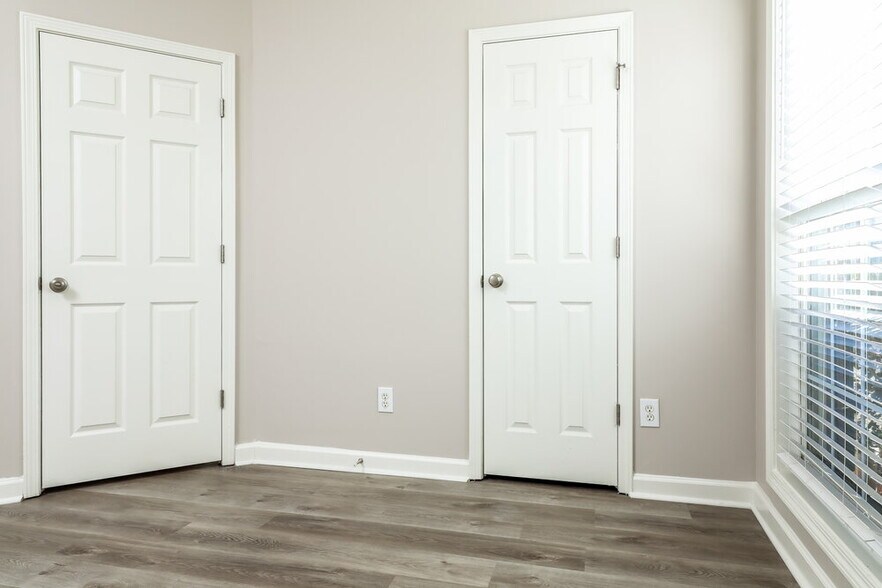 Building Photo - 5130 Villas Terrace