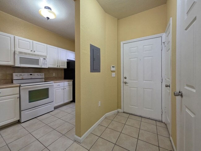 Building Photo - FOR RENT, 2 bedroom 2.5 bathroom townhouse