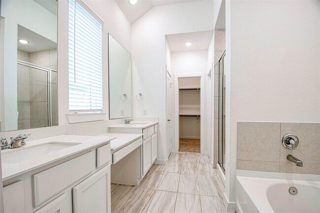 Building Photo - 17099 Crimson Crest Dr