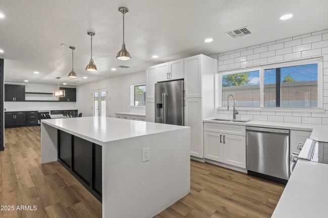 Building Photo - 2166 E Greenway Dr