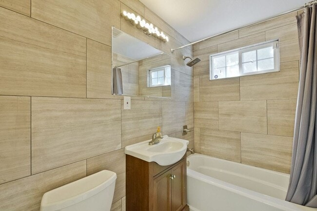 Building Photo - Remodeled 2 Bed 1 Bath Home with Bonus Roo...