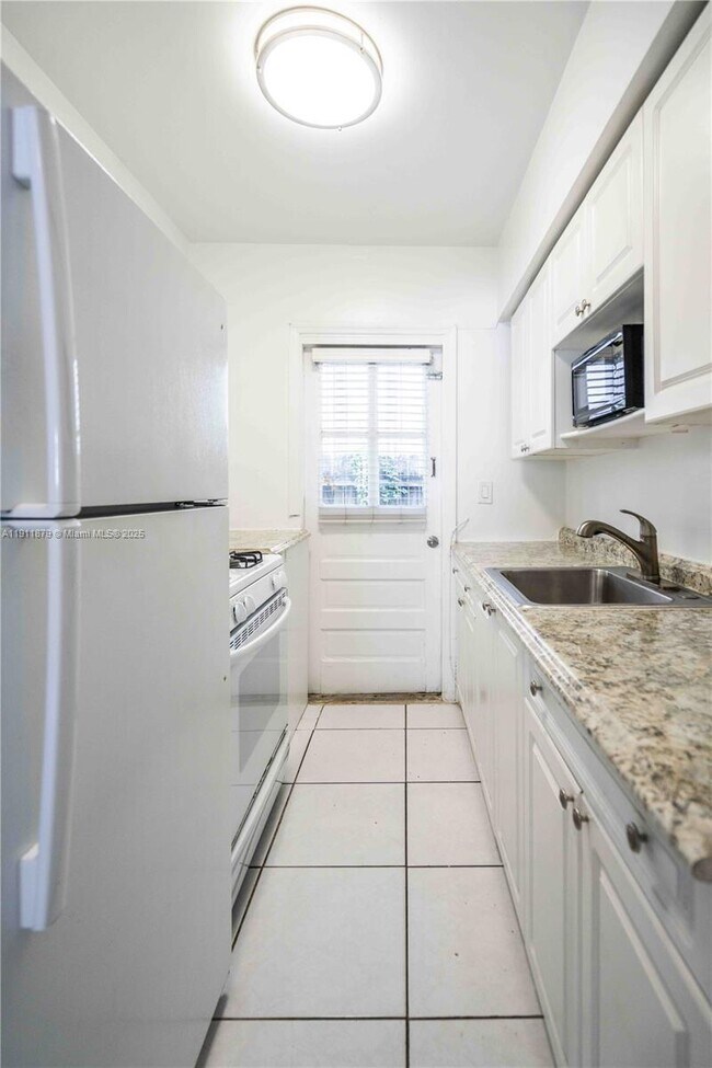 Building Photo - 7821 Carlyle Ave