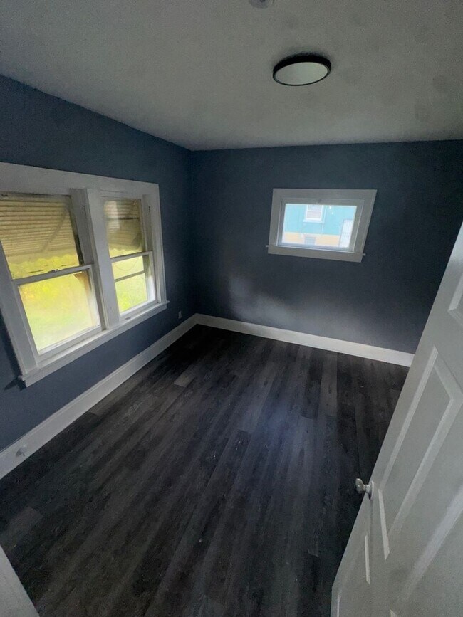 Building Photo - Charming 3-Bedroom Property in Prime Location (SECTION 8 VOUCHERS ACCEPTED)