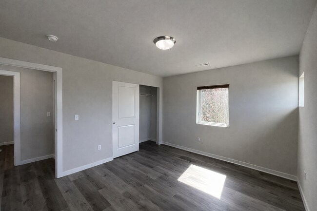Building Photo - Spacious 4-Bedroom Home with Balcony and Fenced Yard in Marysville