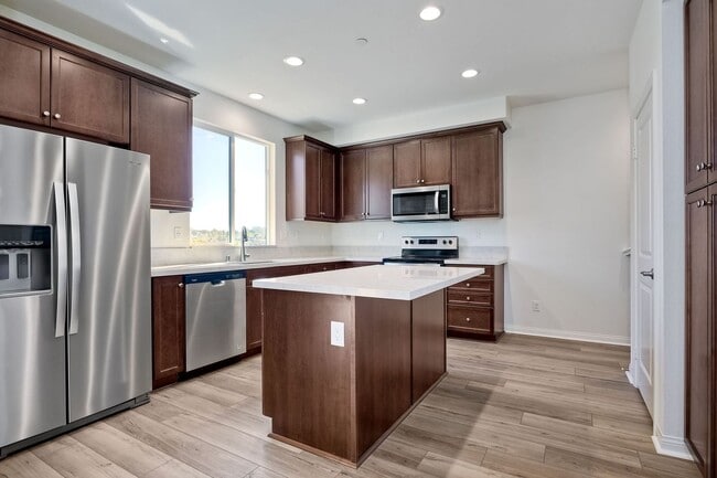 Building Photo - Available Now! 3 Story Townhome - New Construction!!