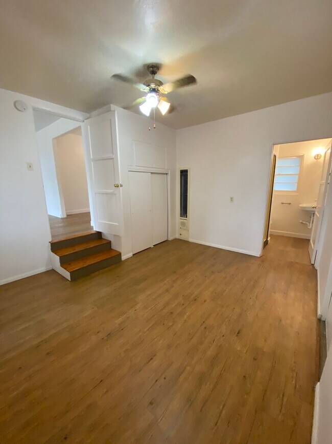 Building Photo - Cute 3 Bedroom 2 bath home located near SD...