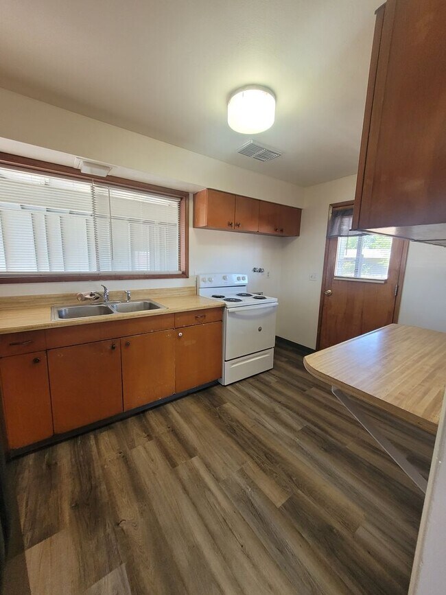 Building Photo - Free January Rent