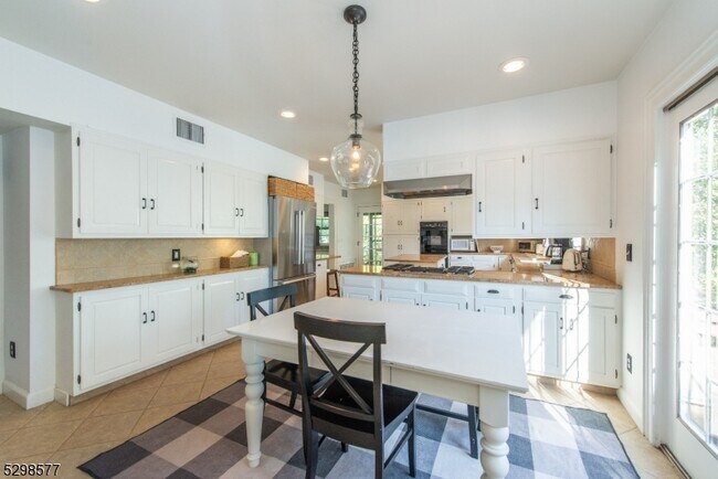 Building Photo - 3 Greenview Way