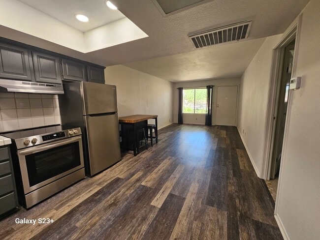 Building Photo - FREE CABLE & INTERNET....WATER & TRASH INCLUDED IN RENT