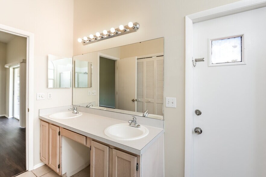 Building Photo - 2640 Rolling Broak Dr