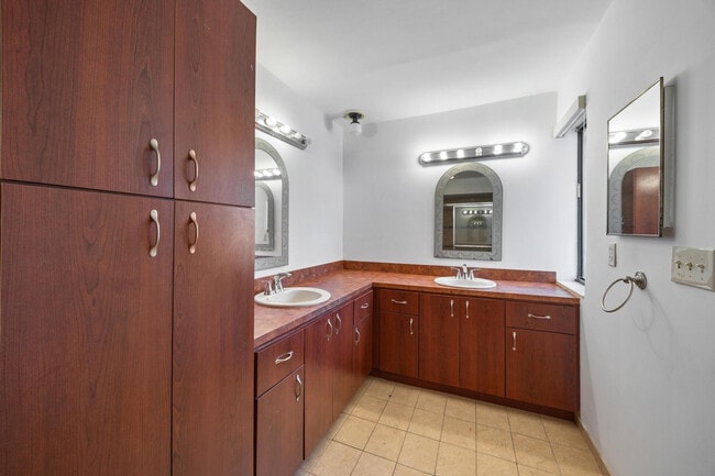 Building Photo - 2925 Azalea Dr