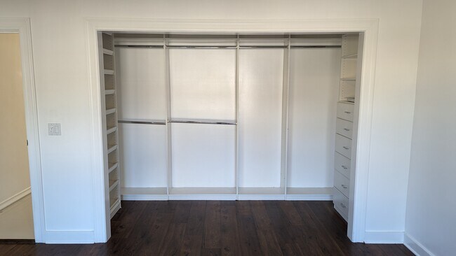 Building Photo - 158 S Sycamore Ave