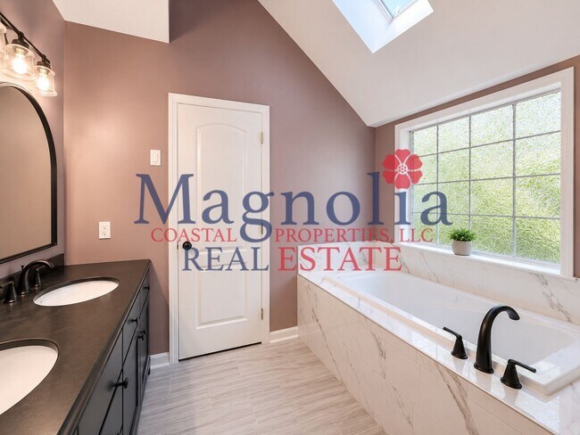 Building Photo - 3 bedrooms, 2 bathrooms in Richmond Hill's Oxford Subdivision