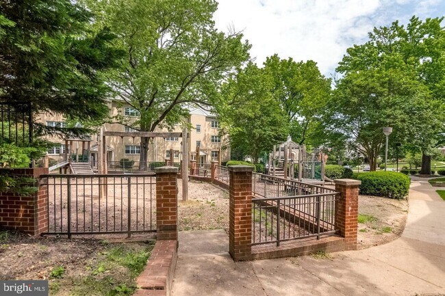 Building Photo - 6198 Greenwood Dr
