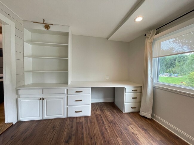 Building Photo - Charming Bungalow