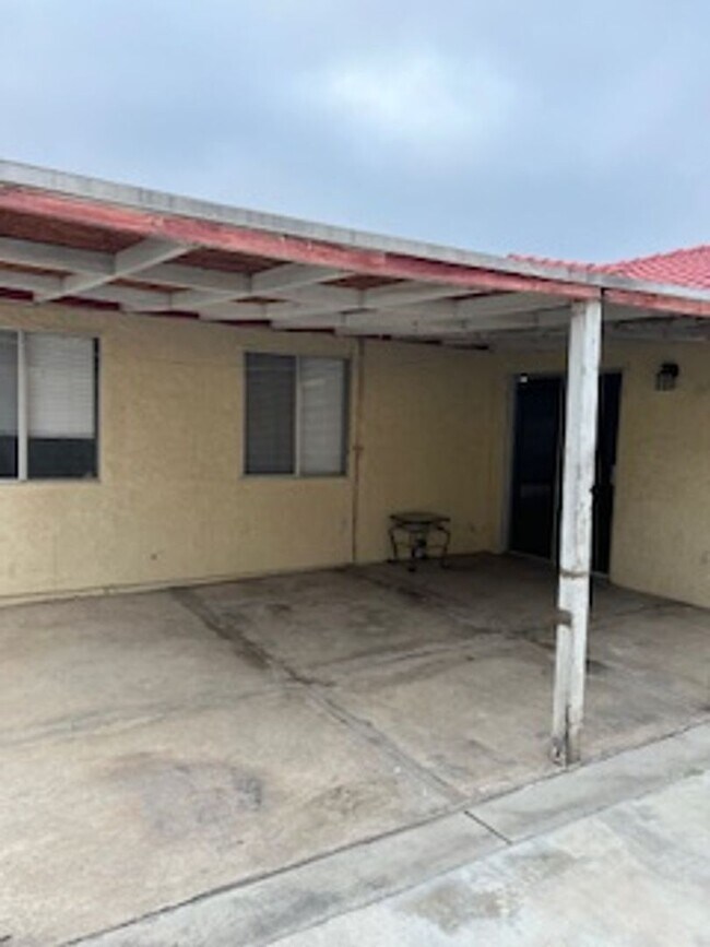 Building Photo - Southwest Bakersfield Home with Pool