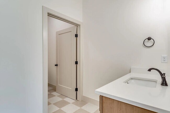 Building Photo - Beautiful and Modern 2 Bedroom